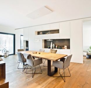 Weiße Schrankwand als Raumteiler für Esszimmer und Wohnzimmer