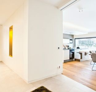 Moderne weiße Küche mit Eiche Massivholz Parkett und rustikaler Sitzbank