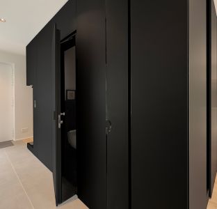 Versteckte Gästetoilette auf Rückseite des Küchenblocks und Glasschiebetür
