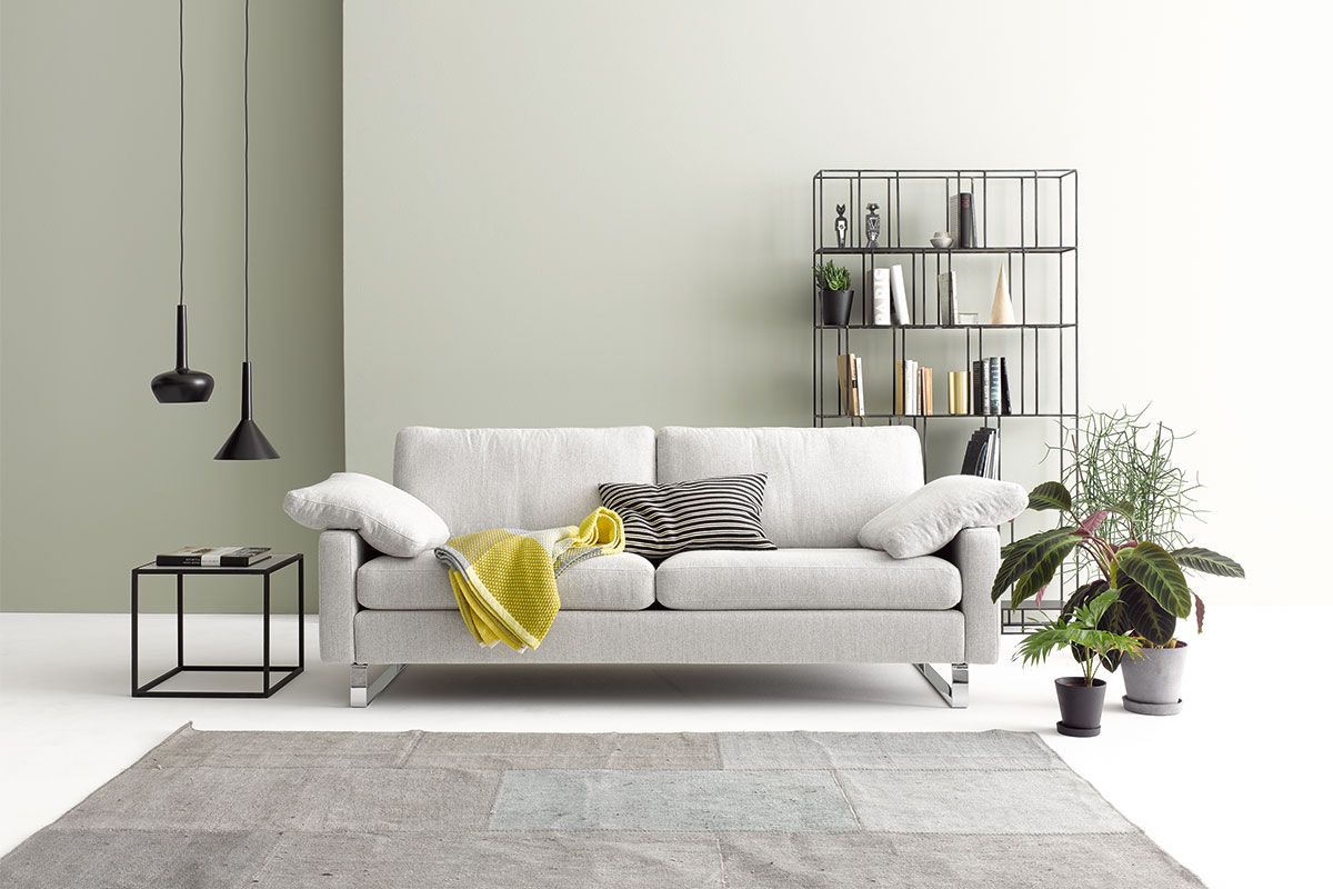 Modernes Wohnzimmer Industrial Design mit Designersofa creme