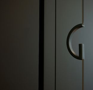 Versteckte Glasschiebetür zur Raumtrennung eingelassen in Schrank