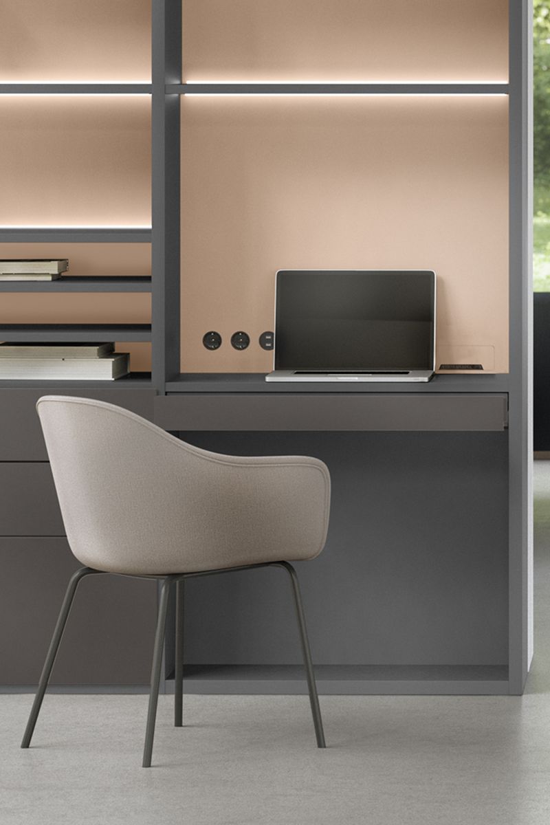 Detailansicht Schreibtisch Home Office Arbeitsplatz in Regalwand