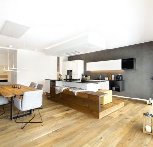 Offenes Esszimmer mit luxuriöser Einrichtung Eiche Massivholz