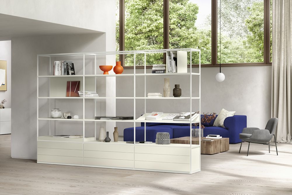 Weißes Metallregal als Raumteiler Abtrennung Wohnzimmer