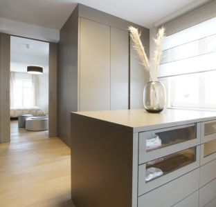 Begehbarer Kleiderschrank grau mit Glastüren und Kommode