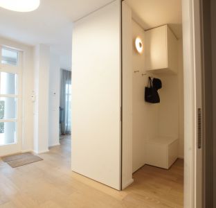 Einrichtung im Eingangsbereich mit Garderobenschrank weiß