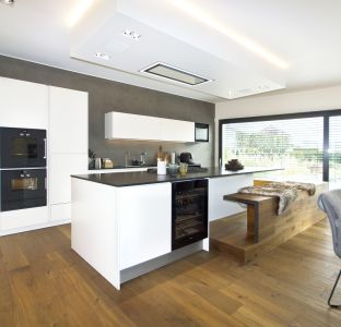 Moderne weiße Küche mit Eiche Massivholz Parkett und rustikaler Sitzbank