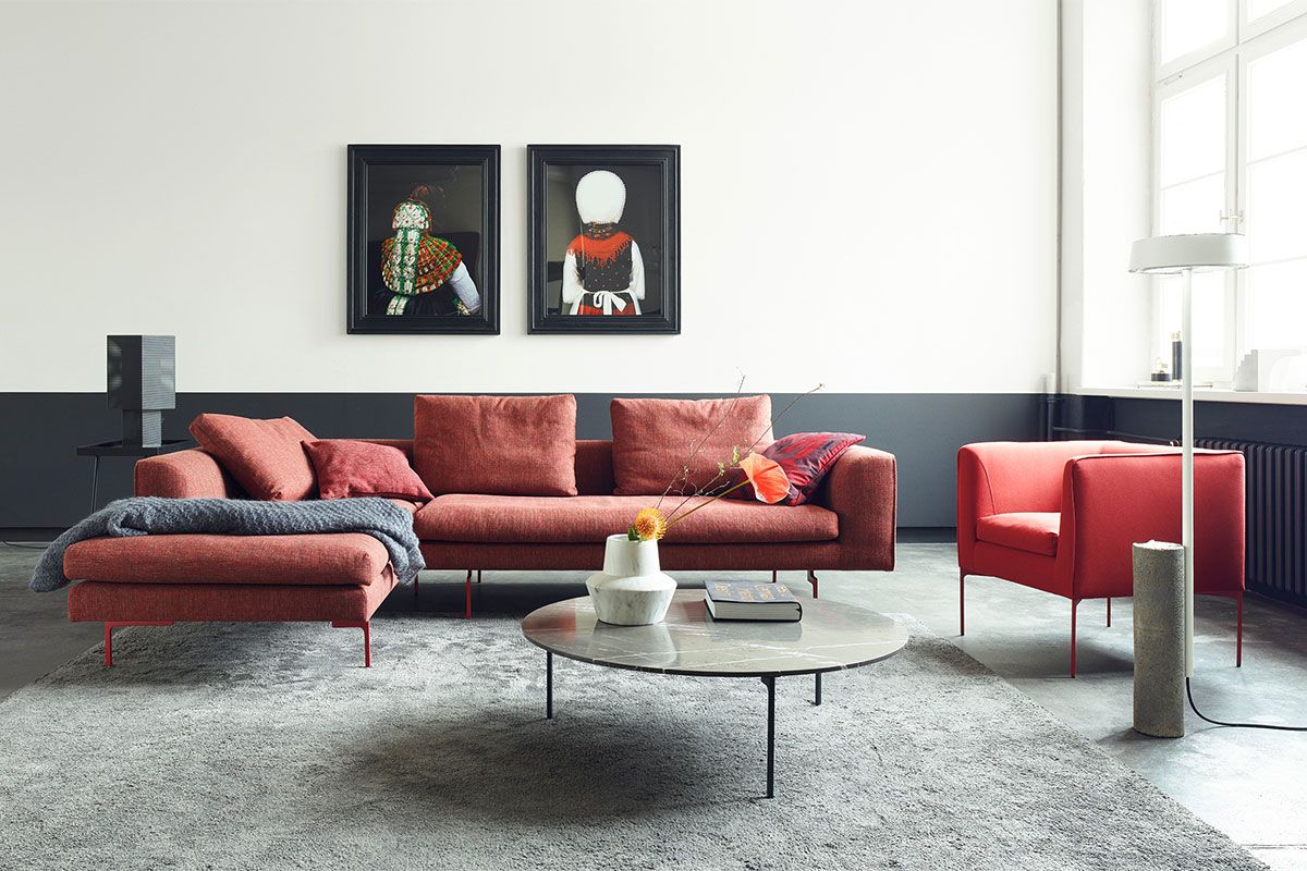 Elegantes Ecksofa Stoff rot schwebend auf filigranen Einzelfüßen