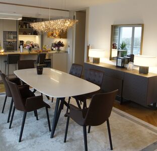 Esstisch mit Glasplatte Lederstühle und Sideboard